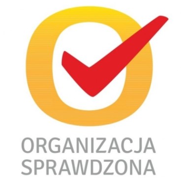 Logo certyfikatu organizacji sprawdzonej przedstawia żółtą literę O z czerwonym symbolem zaznaczenia wyboru wewnątrz litery. Pod logiem widnieje napis 